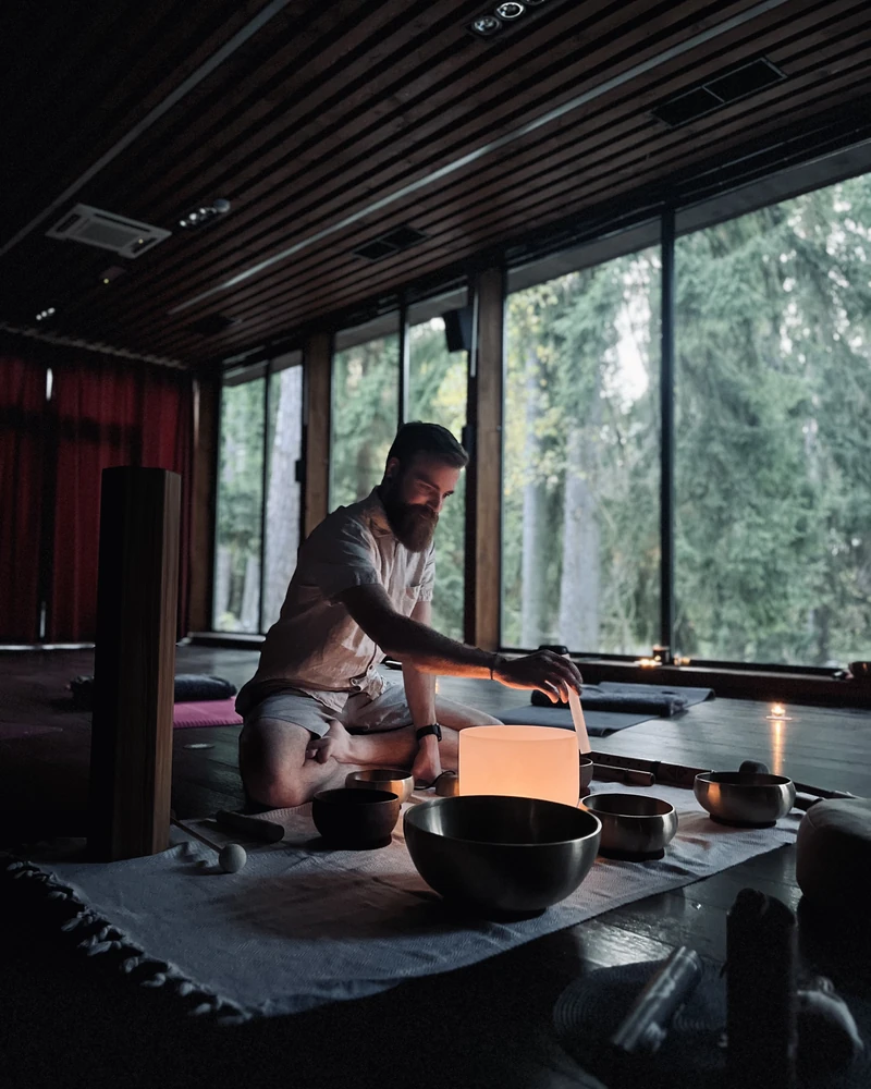 Firemný Sound Healing - terapia so zvukom pri veľkých oknách s výhľadom do prírody