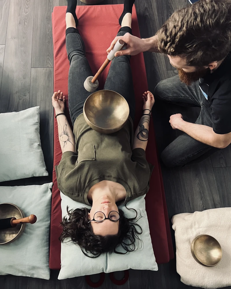 Individuálny Sound Healing - misky priložené na tele počas zvukovej terapie