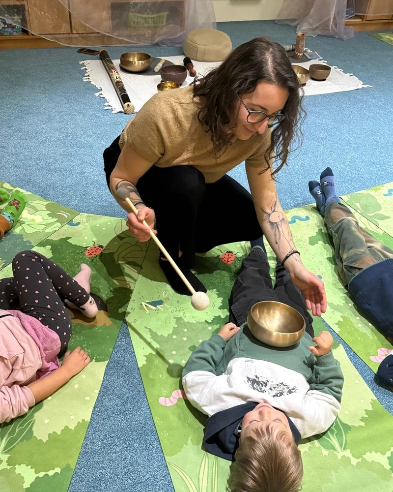 Sound Healing pre školy a škôlky - deti počas skupinovej zvukovej terapie na podložke